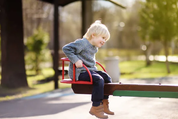 Niño Divirtiéndose Con Carrusel Patio Aire Libre Vacaciones Deportivas Activas — Foto de Stock