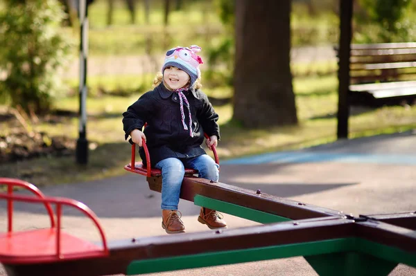 Bambina Che Diverte Con Giostra Sul Parco Giochi All Aperto — Foto Stock