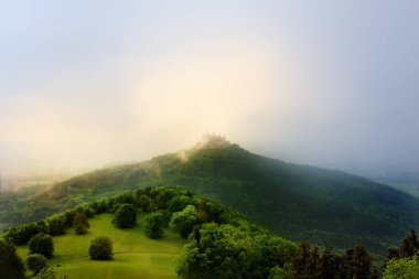 Ünlü Hohenzollern Kalesi kalın sis ve görkemli ışık, Swabian Alpler, Baden Wurttemberg, Almanya havadan görünümü
