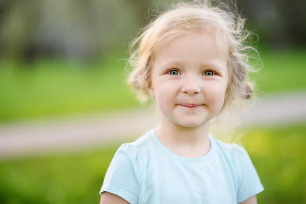 Schattige Kleuter Meisje Buiten Portret Zomerdag Glimlachend Charmante Kind Kleine — Stockfoto
