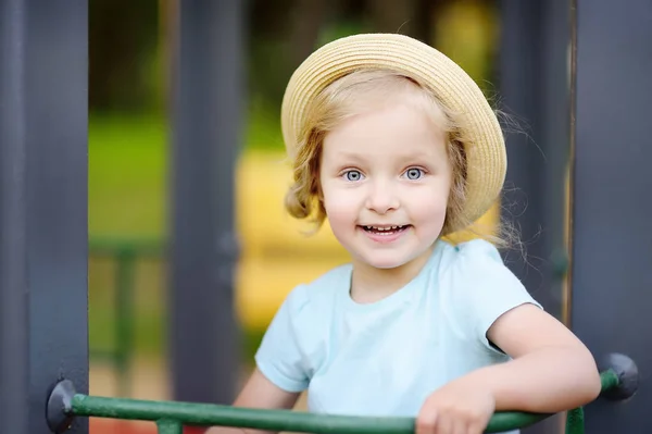 Menina Bonito Livre Retrato Criança Dia Verão Criança Sorridente Encantadora — Fotografia de Stock