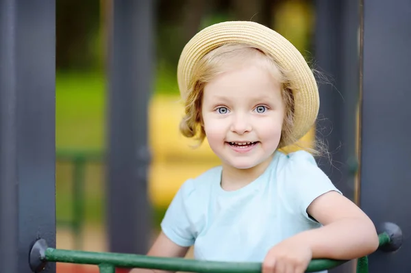 Carino Bambino Ragazza All Aperto Ritratto Giorno Estate Bambino Sorridente — Foto Stock