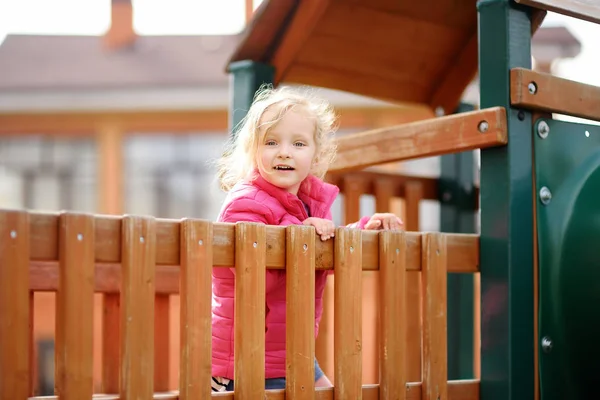 Linda Niña Divirtiéndose Patio Aire Libre Primavera Verano Otoño Deporte —  Fotos de Stock