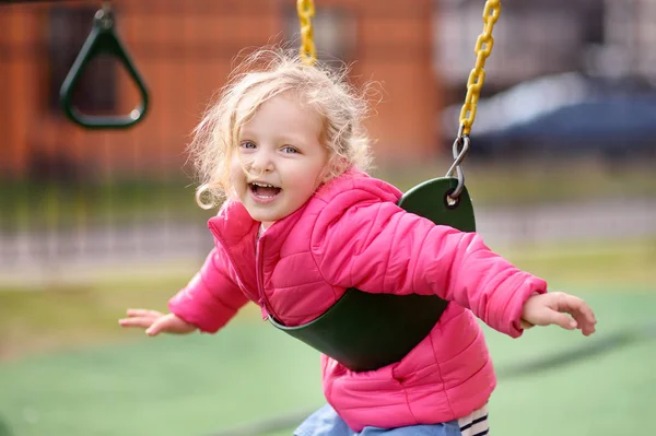 Schattig Klein Meisje Plezier Buitenspeeltuin Lente Zomer Herfst Actieve Sport — Stockfoto