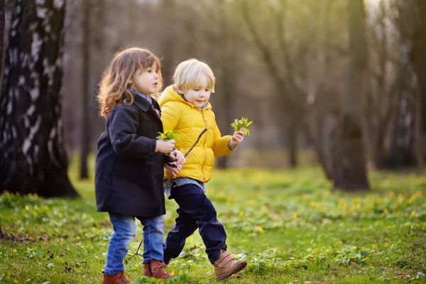 Roztomilé Malé Děti Hrají Spolu Preschooler Chlapec Dívka Nejlepší Kamarádi — Stock fotografie