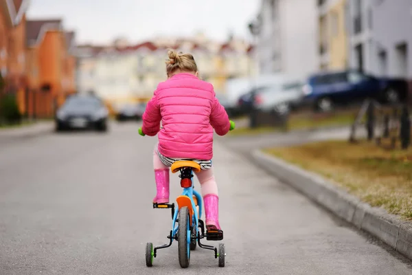 Мила Дівчинка Вчиться Їздити Велосипеді Весна Літо Осінь Активне Спортивне — стокове фото