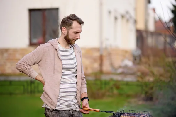 Arkadaşlar Arka Bahçede Barbekü Hazırlanırken Yakışıklı Delikanlı Açık Havada Etkinlik — Stok fotoğraf