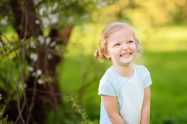 Szczęśliwy Toddler Dziewczynka Zewnątrz Portret Letni Dzień Uśmiechnięty Urocze Dziecko — Zdjęcie stockowe