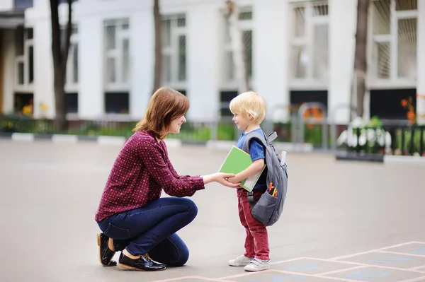 Torniamo Concetto Scuola Piccolo Allievo Con Sua Giovane Madre Primo — Foto Stock