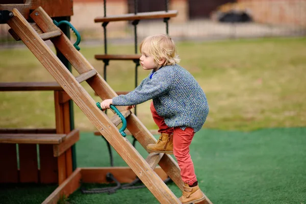 Lindo Niño Divirtiéndose Patio Aire Libre Primavera Verano Otoño Deporte — Foto de Stock