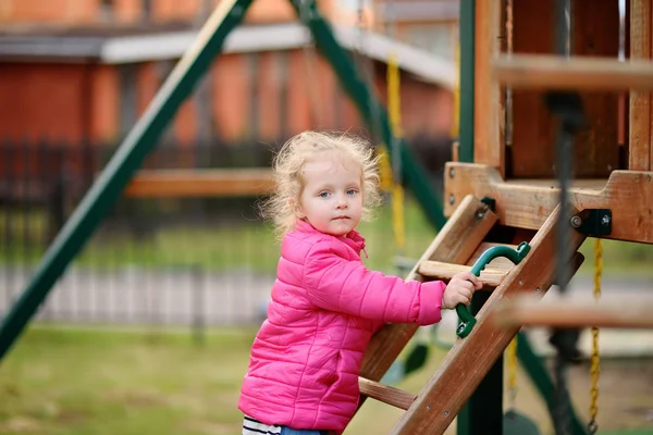 Schattig Klein Meisje Plezier Buitenspeeltuin Lente Zomer Herfst Actieve Sport — Stockfoto