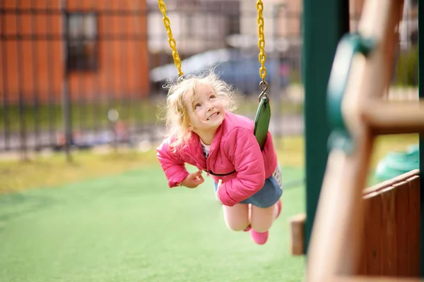 Petite Fille Mignonne Qui Amuse Sur Une Aire Jeux Extérieure — Photo