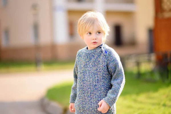 Ragazzino Allegro Che Gode Giornata Estiva Bambino Attivo Che Gioca — Foto Stock