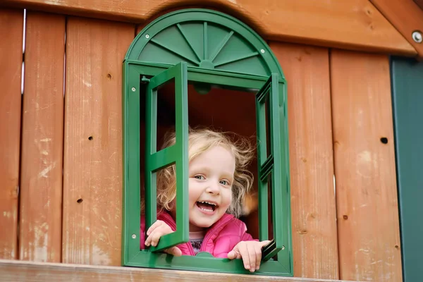 Χαριτωμένο Κοριτσάκι Διασκεδάζουν Στην Παιδική Χαρά Άνοιξη Και Καλοκαίρι Φθινόπωρο — Φωτογραφία Αρχείου
