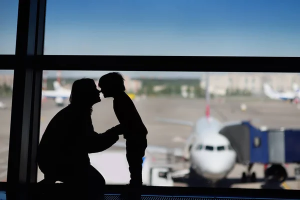 Mujer Joven Con Niño Divirtiéndose Aeropuerto Internacional Madre Con Lindo — Foto de Stock