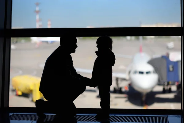 Hombre Con Niño Divirtiéndose Aeropuerto Internacional Padre Con Lindo Hijo — Foto de Stock