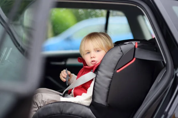 坐在汽车座椅上的可爱小男孩的肖像 儿童运输安全 在乡下的汽车旅行 Roadtrip 家庭小孩 — 图库照片