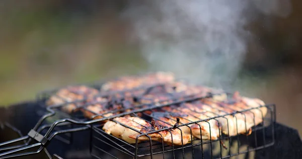 Knappe Jongeman Voorbereiding Barbecue Voor Vrienden Achtertuin Openlucht Activiteiten Voor — Stockfoto