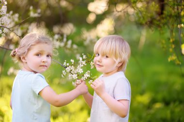 Çekici yürümeye başlayan çocuk kız ve oğlan açık havada dikey. Gülümseyen ve şirin çocuk. Yürümeye başlayan çocuk kardeşler doğa üzerinde birlikte. Çocuklar güneşli bahar Parkı