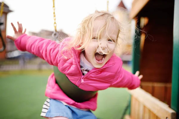 Linda Niña Divirtiéndose Patio Aire Libre Primavera Verano Otoño Deporte —  Fotos de Stock