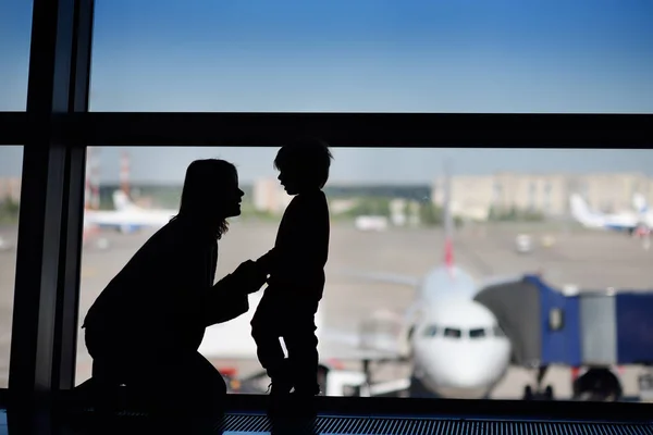 Молодая Женщина Маленьким Мальчиком Развлекается Международном Аэропорту Мама Своим Милым — стоковое фото