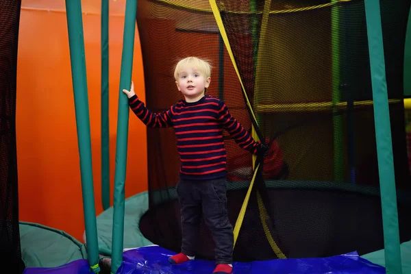 Fanny Kleiner Junge Nach Der Aktivität Auf Dem Trampolin Kind — Stockfoto