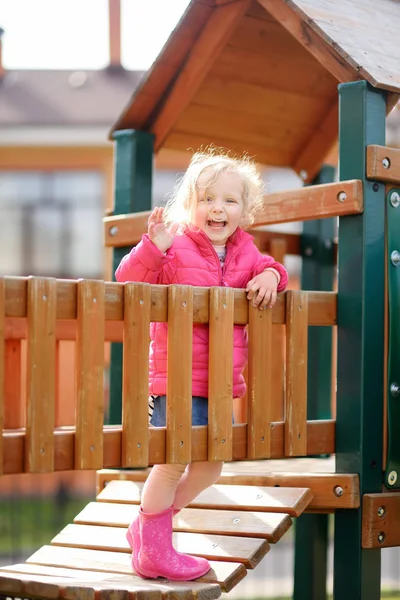 Linda Niña Divirtiéndose Patio Aire Libre Primavera Verano Otoño Deporte —  Fotos de Stock