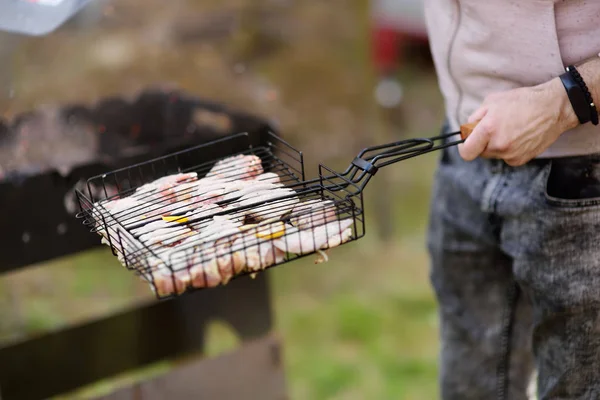 Schöner Junger Mann Beim Grillen Für Freunde Hinterhof Aktivitäten Freien — Stockfoto