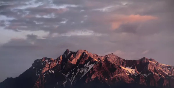 Top Van Zwitserse Alpen Laatste Stralen Van Zon Zonsondergang Landschap — Stockfoto