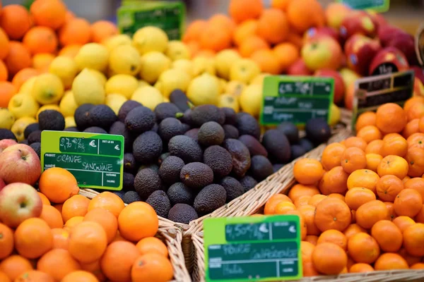 法国斯特拉斯堡农民市场上各种新鲜生物的各种水果 典型的欧洲当地农夫市场 — 图库照片