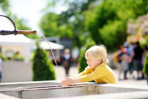 Little Blonde Hair Boy Playing City Fountain Sunny Summer Day — Stock Photo, Image
