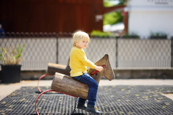 Netter Kleiner Junge Der Spaß Auf Dem Spielplatz Hat Frühling — Stockfoto
