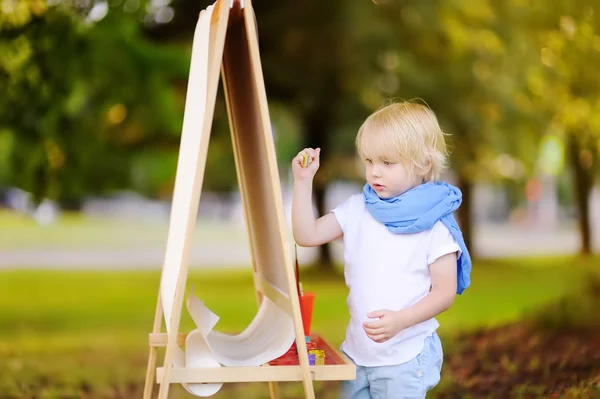 Milý Chlapeček Kreslení Barevnými Laky Letním Parku Kreativní Dětské Malování — Stock fotografie