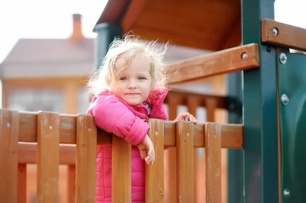 Petite Fille Mignonne Qui Amuse Sur Une Aire Jeux Extérieure — Photo