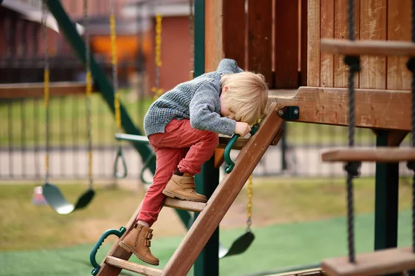 Lindo Niño Divirtiéndose Patio Aire Libre Primavera Verano Otoño Deporte — Foto de Stock