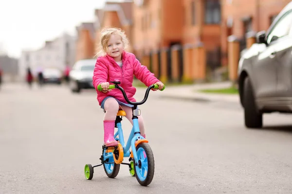 Мила Дівчинка Вчиться Їздити Велосипеді Весна Літо Осінь Активне Спортивне — стокове фото
