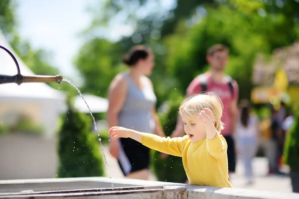 日当たりの良い夏の日に市内の噴水で遊んで少しの金髪少年 子供のためのアクティブなアウトドア レジャー 未就学児の子供が水を楽しんでします スイス ヨーロッパ — ストック写真