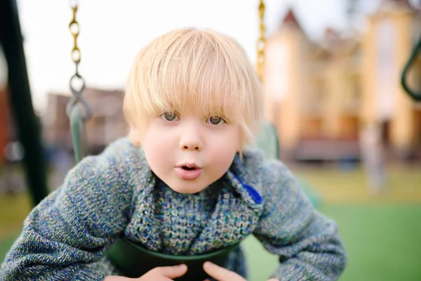 Netter Kleiner Junge Der Spaß Auf Dem Spielplatz Hat Frühling — Stockfoto