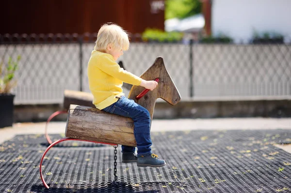 Lindo Niño Divirtiéndose Patio Aire Libre Primavera Verano Otoño Deporte —  Fotos de Stock