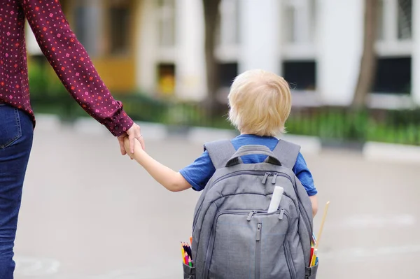 Retour École Petite Élève Avec Jeune Mère Premier Jour École — Photo