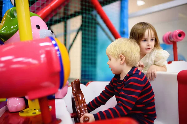 Fröhliche Kleine Jungen Und Mädchen Die Sich Spielzentrum Amüsieren Kind — Stockfoto