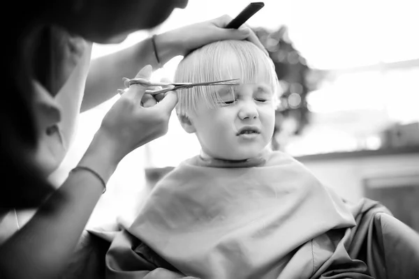 Uma Foto Preto Branco Rapaz Pré Escolar Cortar Cabelo Cabeleireiro — Fotografia de Stock