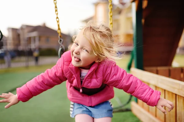 Carina Bambina Divertirsi Nel Parco Giochi All Aperto Tempo Libero — Foto Stock