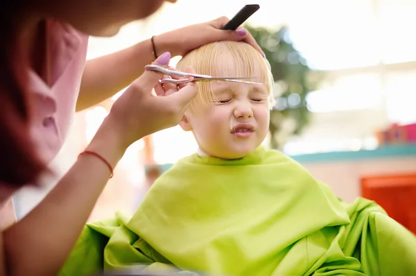 Enfant Âge Préscolaire Qui Fait Couper Les Cheveux Coiffeur Pour — Photo