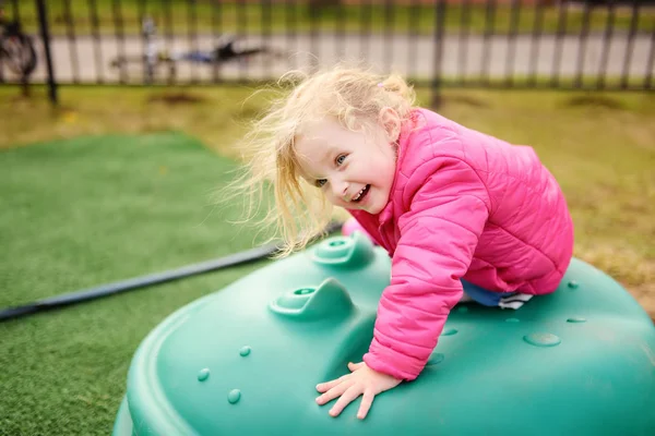 Schattig Klein Meisje Plezier Buitenspeeltuin Lente Zomer Herfst Actieve Sport — Stockfoto