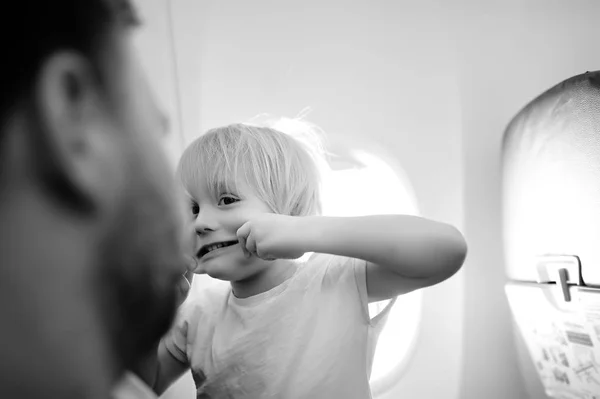 Портрет Сумасшедшего Глупого Маленького Мальчика Усталым Отцом Время Путешествия Самолете — стоковое фото