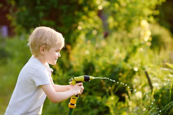 Divertido Niño Jugando Con Manguera Jardín Patio Trasero Soleado Niño —  Fotos de Stock