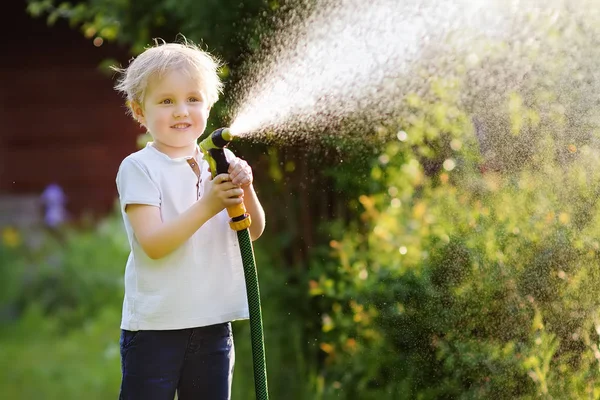 Divertido Niño Jugando Con Manguera Jardín Patio Trasero Soleado Niño —  Fotos de Stock