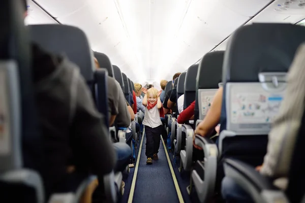 Niño Feliz Viajando Avión Viajando Con Niños Familia Disfrutando Viaje — Foto de Stock