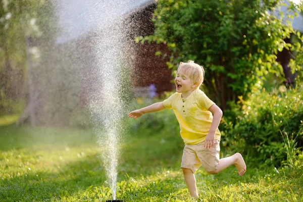 Divertido Niño Jugando Con Aspersor Jardín Patio Trasero Soleado Niño — Foto de Stock